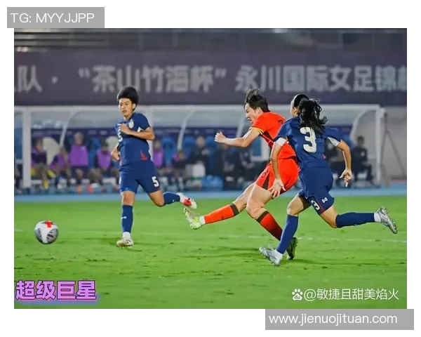 激情对决，足球巨星激烈瞬间定格，展现赛场上的强者风采与荣耀时刻